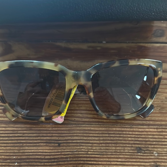 Stylish Black Sunglasses - Picture 2 of 2